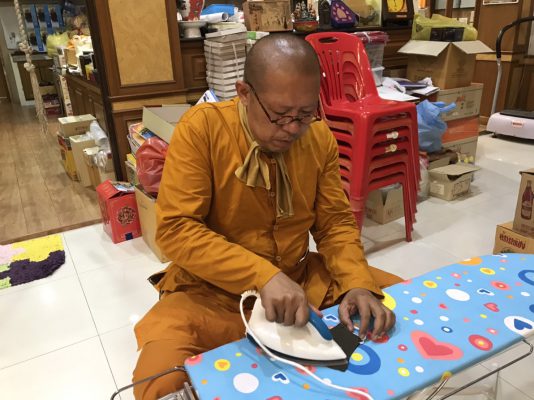 นครปฐม หลวงพี่น้ำฝนชี้แจงเรื่องการจัดส่งหน้ากากผ้ามัสลินยันต์นะปัดตลอดล่าช้า