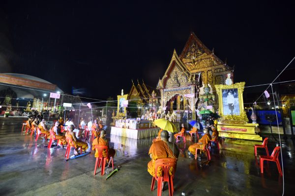 นครปฐม วัดไผ่ล้อมสวดเจริญพระพุทธมนต์วันสงกรานต์สู้สายฝนเสริมมงคลหน้ากากผ้ามัสลิน “ยันต์นะปัดตลอด”