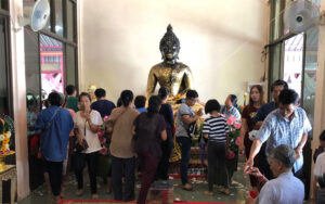 สุพรรณบุรี สาว จากกทม.นำมาวิทยุมาแก้บนหลวงพ่อดำวัดหนองเพียร หลังถูกโกงเงินเกือบครึ่งล้าน ได้มาอย่างน่าอัศจรรย์