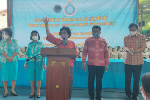 สภาสตรีฯร่วมกับ พช.ลงพื้นที่นครปฐม มอบถุงยังชีพและยกบ้านให้คนยากไร้ ถวายพระราชกุศล สมเด็จพระบรมราชินี วันเฉลิมพระชนมพรรษา 3 มิถุนายน