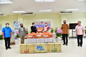 ผู้ว่าฯ นครปฐม รับมอบสิ่งของนำไปช่วยเหลือผู้ได้รับผลกระทบจากโควิด-19