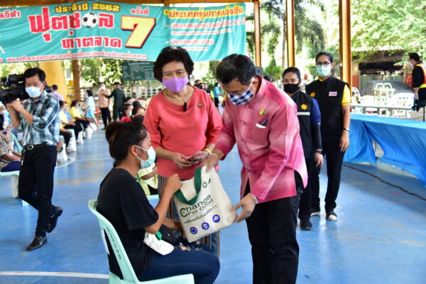 อธิบดีกรมการพัฒนาชุมชน และประธานสภาสตรีแห่งชาติฯ นำคณะกรรมการฯ และองค์กรสมาชิกในจังหวัดนครปฐม ร่วมกับจังหวัดนครปฐม มอบถุงยังชีพ 350 ชุด