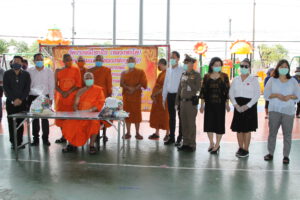 สมุทรปราการ บริษัท วรมิตร ดรัก เซ็นเตอร์ จำกัด ร่วมกับ วัดบางพลีใหญ่ใน เทศบาล ตำรวจ มอบถุงยังชีพให้กับประชาชนในเขตเทศบาลบางพลี