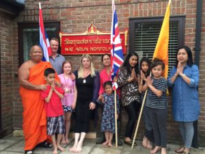 วัดอรุณสหราชอาณาจักร  ต่อยอดโครงการ  “ตู้พระทำ นำสุข” และ “ปลูกผักสวนครัว”  สร้างวัฒนธรรมใหม่ช่วยเหลือกัน จนคนอังกฤษ อยากทำตาม