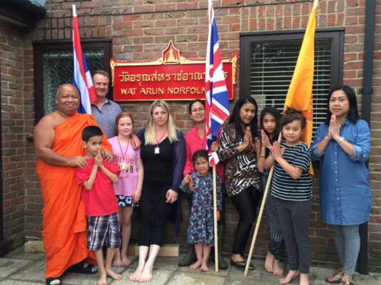 วัดอรุณสหราชอาณาจักร  ต่อยอดโครงการ  “ตู้พระทำ นำสุข” และ “ปลูกผักสวนครัว”  สร้างวัฒนธรรมใหม่ช่วยเหลือกัน จนคนอังกฤษ อยากทำตาม