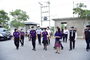 รองผู้ว่าราชการจังหวัดนครปฐม พร้อมด้วยส่วนราชการที่เกี่ยวข้อง ลงพื้นที่ตรวจเยี่ยมการดำเนินงานของกองถ่าย ตามมาตรการผ่อนคลายให้เปิดการถ่ายทำรายการโทรทัศน์ ภาพยนตร์ และวีดีทัศน์