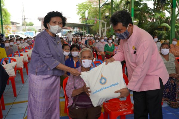 กรมการพัฒนาชุมชน ร่วมกับสภาสตรีแห่งชาติฯมอบถุงยังชีพบรรเทาทุกข์ประชาชนที่ได้รับผลกระทบจากไวรัสโควิด-19 ถวายเป็นพระราชกุศลเนื่องในวันคล้ายวันพระราชสมภพ สมเด็จพระนางเจ้าสุทิดา พัชรสุธาพิมลลักษณ พระบรมราชินี 3 มิถุนายน 2563