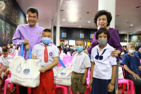 พช.จับมือสภาสตรีฯ มอบถุงยังชีพบรรเทาทุกข์ชาวแพร่ 600 ชุด “โครงการ เติมความสุข บรรเทาความทุกข์ ด้วยการแบ่งปัน”