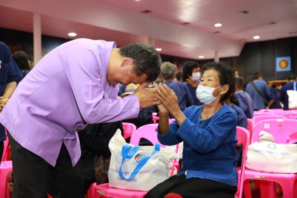 พช.จับมือสภาสตรีฯ มอบถุงยังชีพบรรเทาทุกข์ชาวแพร่ 600 ชุด “โครงการ เติมความสุข บรรเทาความทุกข์ ด้วยการแบ่งปัน”