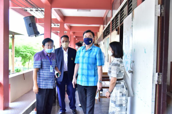รองผู้ว่าราชการจังหวัดนครปฐม ลงพื้นที่ตรวจเยี่ยมสถานศึกษาในพื้นที่จังหวัดนครปฐม เตรียมความพร้อมการสอบคัดเลือกนักเรียนเข้าศึกษาต่อในระดับ ม.1 และ ม.4 เพื่อป้องกันการแพร่ระบาดของโควิด-19