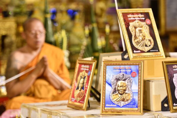 เหรียญเสมารุ่น ๑ พระครูปลัดสิทธิวัฒน์(หลวงพี่น้ำฝน) ดัง ขลัง ดี ๗ ปีแห่งการสร้าง ๗ ไตรมาสแห่งการปลุกเสก ทั่วแคว้นแดนดินสถานศักดิ์สิทธิ์