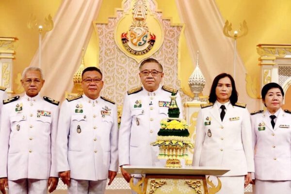 คณะผู้บริหาร พนักงาน และผู้แทนนักศึกษา สถาบันพระปกเกล้า ร่วมบันทึกเทปถวายพระพร วันเฉลิมพระชนมพรรษา พระบาทสมเด็จพระปรเมนทรรามาธิบดีศรีสินทรมหาวชิราลงกรณ พระวชิรเกล้าเจ้าอยู่หัว