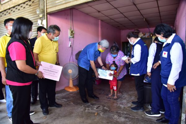 จังหวัดนครปฐม ลงพื้นที่ทั้ง 7 อำเภอ เยี่ยมเยียนให้กำลังใจและมอบเงินพร้อมเครื่องอุปโภคบริโภค 500 ชุด ให้กับครอบครัวเด็กที่ได้รับผลกระทบจากสถานการณ์การแพร่ระบาดของโควิด-19 ในพื้นที่จังหวัดนครปฐม