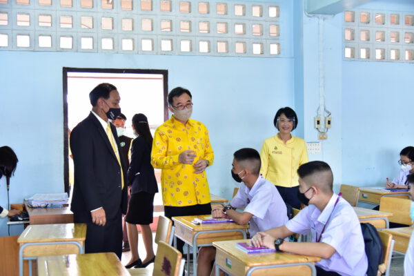 นครปฐม..รองผู้ว่าฯ ชื่นชม รร.กาญจนาภิเษกวิทยาลัยนครปฐม ปฏิบัติตามมาตรการป้องกันโควิดได้ดีเยี่ยม