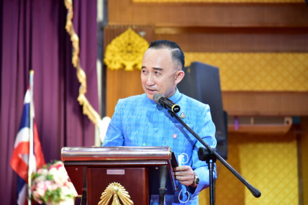 นครปฐม ม.ล.ปนัดดา ประธานประดับเข็ม ภ.ป.ร.