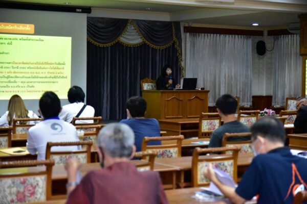 นครปฐม ผู้สนใจสมัครเป็น นายก และสมาชิกสภา อบจ.จำนวนมาก เข้ารับฟังคำชี้แจงจาก กกต.นครปฐม