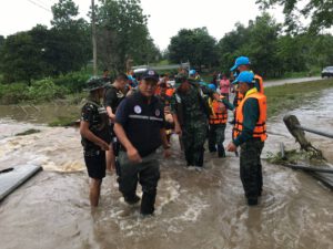 ศูนย์ตอบโต้ภัยพิบัติจังหวัดราชบุรี ร่วมกับ กอ.รมน. และจังหวัดราชบุรี ลงพื้นที่ตรวจสอบปรับปรุงถนนขาดช่วยเหลือผู้เดือดร้อน กรณีน้ำป่าไหลท่วมเนื่องจากฝนตกอย่างหนัก