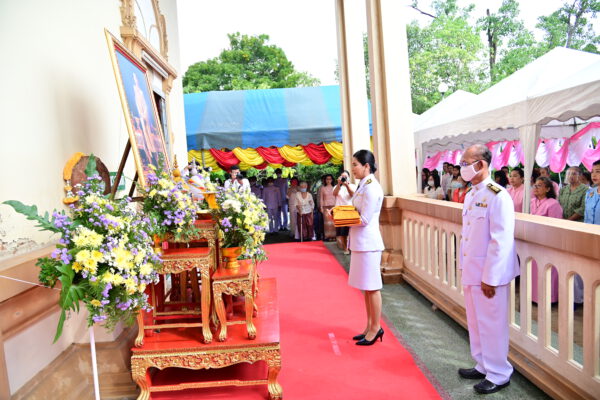 พระบาทสมเด็จพระเจ้าอยู่หัว ทรงพระกรุณาโปรดเกล้าฯ ให้มหาวิทยาลัยราชภัฏสวนสุนันทา นำผ้าพระกฐิน ถวายพระสงฆ์จำพรรษาถ้วนไตรมาส ณ วัดพระประโทณเจดีย์ วรวิหาร จังหวัดนครปฐม