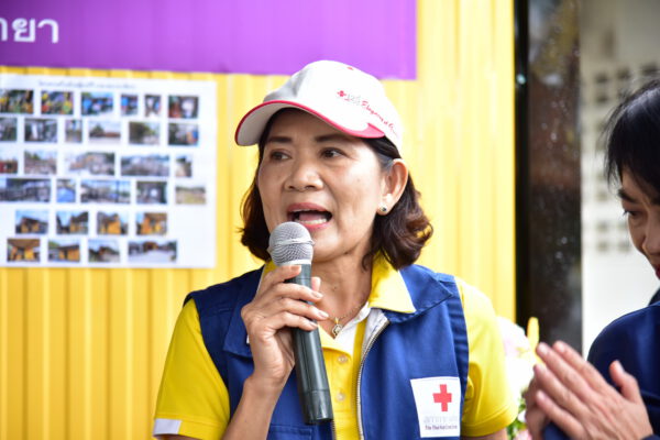 นครปฐม นายกเหล่ากาชาดมอบบ้าน ชุดอุปโภคบริโภคให้ผู้ยากไร้