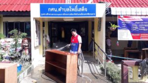 สมาชิกชมรมอาสายุวกาชาด ร่วมสำรวจความเสียหาย กศน.ตำบลโพธิ์เสด็จ ซึ่งได้รับผลกระทบจากอุทกภัย ภายหลังน้ำลด ระดมพลังอาสายุวกาชาดในสังกัด ร่วมทำความสะอาด ขัดล้างพื้น จัดเก็บชั้นวางหนังสือ และสิ่งของที่ถูกกระแสน้ำพัดพาไป เพื่อฟื้นฟูสภาพ ให้กลับคืนสู่สภาวะปกติ