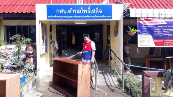 สมาชิกชมรมอาสายุวกาชาด ร่วมสำรวจความเสียหาย กศน.ตำบลโพธิ์เสด็จ ซึ่งได้รับผลกระทบจากอุทกภัย ภายหลังน้ำลด ระดมพลังอาสายุวกาชาดในสังกัด ร่วมทำความสะอาด ขัดล้างพื้น จัดเก็บชั้นวางหนังสือ และสิ่งของที่ถูกกระแสน้ำพัดพาไป เพื่อฟื้นฟูสภาพ ให้กลับคืนสู่สภาวะปกติ