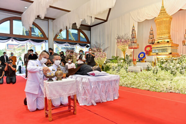 สมเด็จพระเจ้าอยู่หัวมหาวชิราลงกรณ บดินทรเทพยวรางกูร ทรงพระกรุณาโปรดเกล้าฯ พระราชทานน้ำหลวงอาบศพ นายไชยา สะสมทรัพย์