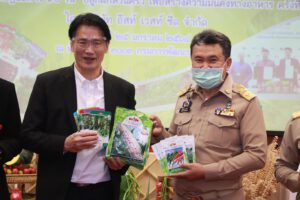 “ศรแดง” หนุน “พช.” รุกต่อเนื่อง พร้อมส่งมอบเมล็ดพันธุ์ผัก ขับเคลื่อน “ปฏิบัติการ 90 วัน ปลูกผักสวนครัวเพื่อสร้างความมั่นคงทางอาหาร” ฝ่าวิกฤตโควิด - 19 ไปด้วยกัน