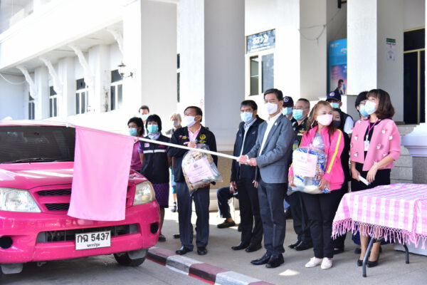 นครปฐม ผู้ว่าฯ ห่วงใย ปล่อยขบวนรถส่งมอบถุงยังชีพช่วยเหลือกลุ่มเปราะบาง