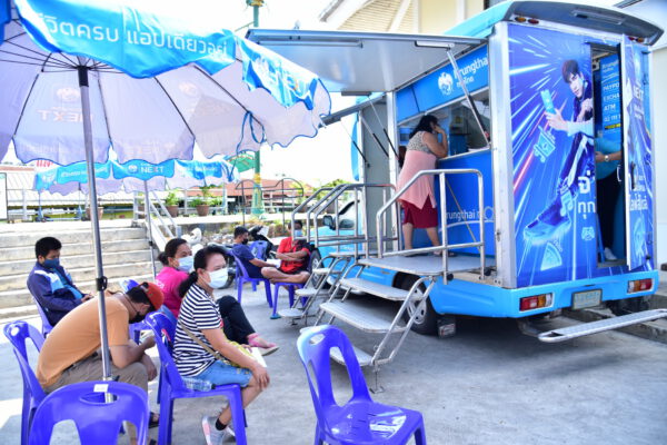 นครปฐม..กลุ่มไม่มีสมาร์ทโฟน มาลงทะเบียนโครงการเราชนะ แน่นขนัด