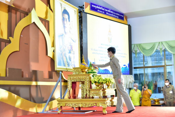 พระบาทสมเด็จพระเจ้าอยู่หัว ทรงมีพระราชศรัทธา ทรงพระกรุณาโปรดเกล้าฯ ให้บำเพ็ญพระราชกุศลถวายภัตตาหารเพล น้ำปานะ และสิ่งของพระราชทาน แด่พระภิกษุ สามเณร ในการสอบบาลีสนามหลวง ประจำปี 2564 วันที่ 2