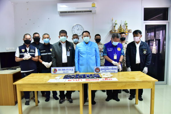นครปฐม แถลงจับผู้ค้าและเสพ พร้อมยาบ้า จำนวน 8,000 เม็ด และยาไอซ์ 100 กรัม