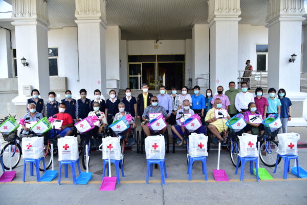 นครปฐม มอบรถสามล้อชนิดมือโยกสำหรับคนพิการ พร้อมเงินสงเคราะห์ ถุงยังชีพ