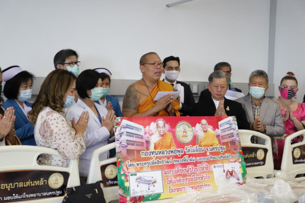 กองทุนหลวงพ่อพูล วัดไผ่ล้อม โดยหลวงพี่น้ำฝน มอบเตียงผู้ป่วยไฟฟ้า ให้แก่ศูนย์โรคหัวใจ ร.พ.นครปฐม อีก จำนวน 48 เตียง รวมทั้งสิ้น 111 เตียง เป้าหมายให้ถึง 200 เตียงเร็วๆนี้