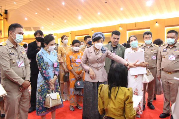 สมเด็จพระเจ้าลูกเธอ เจ้าฟ้าสิริวัณณวรี นารีรัตนราชกัญญา เสด็จฯ ทอดพระเนตรผลิตภัณฑ์ผ้าและงานหัตถกรรมชุมชนภาคใต้ พช. กลุ่ม OTOP 14 จังหวัดภาคใต้ ได้ชื่นชมพระปรีชาชาญ