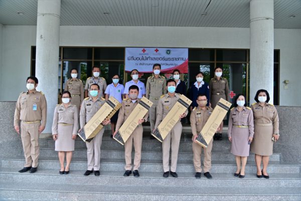 จังหวัดนครปฐม มอบไม้เท้าเลเซอร์พระราชทานแก่ผู้ป่วยโรคพาร์กินสัน เพื่อเป็นสัญญาณกระตุ้นทางสายตา ช่วยให้ก้าวเดินได้ดีขึ้น