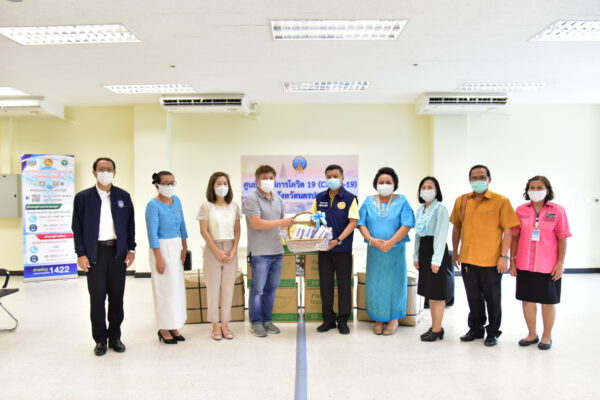 จังหวัดนครปฐม จัดกิจกรรมจิตอาสามอบอาหารกล่องให้กับเจ้าหน้าที่และบุคลากรทางการแพทย์ ตลอดจนผู้สัมผัสเสี่ยงสูง และประชาชนที่ได้รับผลกระทบจากการแพร่ระบาดของโรคติดเชื้อไวรัส