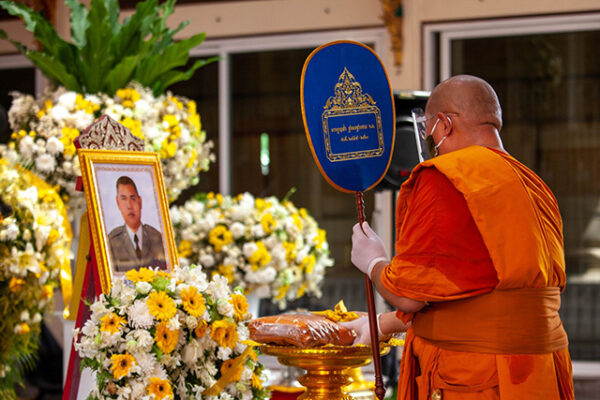 นครปฐม หลวงพี่น้ำฝน วัดไผ่ล้อม เผาศพผู้ติดเชื้อรายที่ 9 เป็นศพของดาบตำรวจผู้ปฏิบัติหน้าที่ จับคนร้ายที่จังหวัดสมุทรสาครซึ่งเป็นชาวพม่า