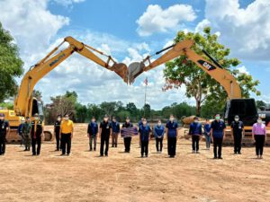 สุดปลื้ม! พช.ผนึกกำลัง นพค.51 ส่งมอบแปลง CLM “โคก หนอง นา พช.” อ.ตระการพืชผล จ.อุบลราชธานี พร้อมขอบคุณกองทัพ ร่วมน้อมนำแนวพระราชดำริ และนโยบายรัฐบาล สานฝันประชาชน สร้างทางรอดจากโรค