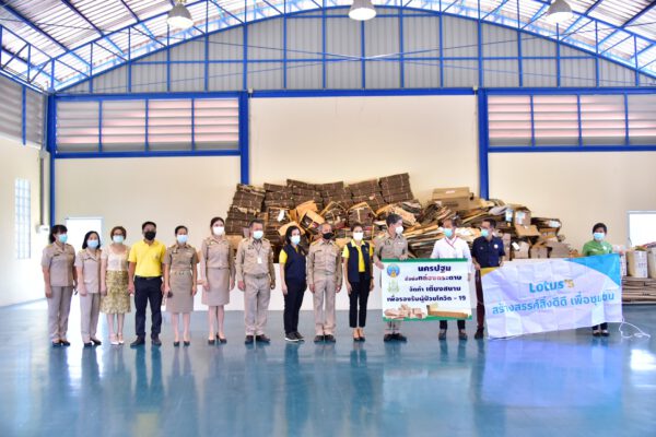 นครปฐม ส่งมอบลังกระดาษและกล่องกระดาษที่ไม่ใช้แล้วเพื่อจัดทำเตียง รพ.สนาม