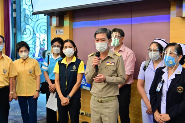 จังหวัดนครปฐมเริ่มฉีดวัคซีนต้านโควิด 19 ให้กับประชาชนเป็นวันแรก ตามจุดบริการทั้ง 7 อำเภอ หลังได้รับการจัดสรรวัคซีนในรอบแรก จำนวน 12,020 โดส