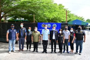 ผู้ว่าราชการจังหวัดนครปฐม ลงพื้นที่ตรวจเยี่ยมการเตรียมสถานที่กักตัวผู้ที่มีความเสี่ยงสูงจากการแพร่ระบาดของโรคโควิด19 ของตำบลตาก้อง อำเภอเมืองนครปฐม หลังพบคลัสเตอร์การแพร่ระบาดภายในโรงชำแหละหมู มีผู้ติดเชื้อกว่า 100 คน และผู้เสี่ยงสูงอีก 110 คน