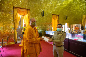 #หลวงพี่น้ำฝน เจ้าอาวาสวัดไผ่ล้อม มอบหน้ากากยันต์นะปัดตลอด 3,000 ชิ้น ให้เรือนจำอยุธยา