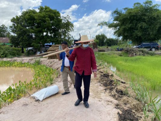 สะพายกระติ๊บข้าว เอามื้อสามัคคี สร้างวิถีเรียนรู้ สู่ความพอเพียง ตามหลักทฤษฎีใหม่ ประยุกต์สู่ โคก หนอง นา พช.