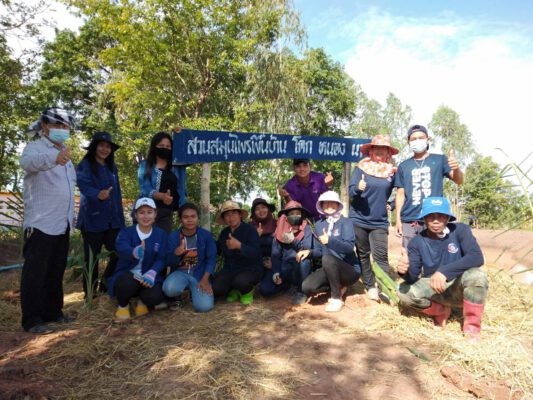 พช.นาตาล จ.อุบลราชธานี รวมใจปลูกพันธุ์ไม้ย้อมผ้าและพืชสมุนไพร ในแปลง CLM “โคก หนอง นา พช.” เฉลิมพระเกียรติสมเด็จพระนางเจ้าฯ พระบรมราชินี