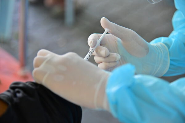 จังหวัดนครปฐม เร่งฉีดวัคซีนให้กับพ่อค้าแม่ค้าและประชาชนกลุ่มเสี่ยงจากกรณีพบคลัสเตอร์การแพร่ระบาดของโรค ในตลาดสดทั้ง 5 แห่ง ในพื้นที่อำเภอเมืองนครปฐม