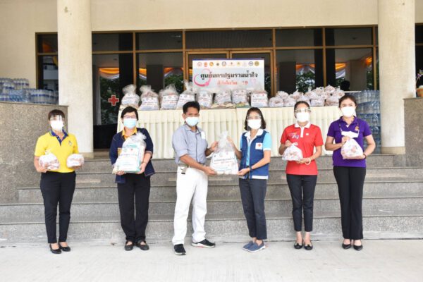 เมื่อวันที่ 30 กรกฎาคม 2564 เวลา 09.30 น. สำนักงานเหล่ากาชาด จังหวัดนครปฐม โดย นางวราภรณ์ เจริญศิริโชติ นายกเหล่ากาชาดจังหวัดนครปฐม ประธานแม่บ้านมหาดไทยจังหวัดนครปฐม พร้อมด้วย ดร.สุดารัตน์ พงศ์อัมพรไกวัล วัฒนธรรมจังหวัดนครปฐม นางสาวชวนชม จันทะวงษ์ พัฒนาสังคมและความมั่นคงของมนุษย์จังหวัดนครปฐม นางทัศนีย์ ชัยคุณแสง พัฒนาการจังหวัดนครปฐม นางน้องนุช ใจช่วงโชติ นายกกิ่งกาชาดอำเภอบางเลน และนางกัญจนา สร้อยอินทรากุล ผู้ช่วยนายกเหล่ากาชาดจังหวัดนครปฐม ลงพื้นที่เชิงรุกเพื่อช่วยเหลือประชาชนจากสถานการณ์โรคระบาดโควิด – 19 ในการมอบถุงยังชีพ และอาหารปรุงสำเร็จ ให้กับผู้นำท้องถิ่น ประชาชน และบุคลากรทางการแพทย์ โดยได้นำถุงยังชีพและชุดอาหารสด จำนวน 80 ชุด และไข่ไก่จำนวน 80 แผง ของศูนย์นครปฐม รวมน้ำใจ สู้ภัยโควิด - 19 มอบให้นายอนุชา ใจโชติช่วง นายอำเภอบางเลน เพื่อนำไปมอบต่อให้กับผู้ป่วยที่กักตัวที่บ้าน (Home Isolation) ในพื้นที่อำเภอ บางเลน และได้มอบถุงยังชีพของศูนย์นครปฐม รวมน้ำใจ สู้ภัยโควิด – 19 ให้กับวัดบางไผ่นารถ ตำบลบางไทรป่า อำเภอ บางเลน จำนวน 100 ชุด และไข่ไก่สด จำนวน 100 แผง เพื่อมอบให้กับผู้ที่กักตัวที่วัดบางไผ่นารถ ซึ่งสำนักงานเหล่ากาชาดจังหวัดนครปฐม และคณะได้มอบหน้ากากอนามัย และสเปรย์แอลกอฮอล์ให้กับผู้ใหญ่บ้าน และอาสาสมัครพัฒนาสังคมและความมั่นคงของมนุษย์ (อพม.) ในพื้นที่อำเภอบางเลน เพื่อใช้ในการปฏิบัติภารกิจช่วยเหลือ และดูแลประชาชนในพื้นที่ต่อไป จากนั้น เวลา 11.00 น. นางวราภรณ์ เจริญศิริโชติ นายกเหล่ากาชาดจังหวัดนครปฐม และคณะเดินทางมายัง วัดพระปฐมเจดีย์ ราชวรมหาวิหาร เพื่อมอบอาหารพร้อมรับประทานให้กับผู้นำชุมชน จำนวน 10 ชุมชน ชุมชนละ 36 กล่อง ในเขตเทศบาลเมืองนครปฐม และมอบให้กับผู้แทนสำนักงานสาธารณสุขจังหวัดนครปฐม เพื่อนำไปมอบให้กับบุคลากร ทางการแพทย์จำนวน 40 กล่อง รวมทั้งสิ้น 400 กล่อง เวลา 11.30 นายกเหล่ากาชาดจังหวัดนครปฐม และคณะ นำขนม ผลไม้ และนมกล่อง จำนวน 7 ลัง มอบให้กับโรงพยาบาลสนามแห่งที่ 2 สนามกีฬาแบดมินตันแม่ทองหยิบ เทศบาลนครปฐม และโรงพยาบาลสนามแห่งที่ 3 สนามแบดมินตัน 9 เวลา 12.00 น. นายกเหล่ากาชาดจังหวัดนครปฐม และคณะ มอบถุงยังชีพ และไข่ไก่สด ให้กับองค์การบริหารส่วนตำบลไทยยาวาส อำเภอนครชัยศรี จังหวัดนครปฐม จำนวน 50 ชุด เพื่อนำไปมอบให้กับผู้แยกกักตัวที่บ้าน (Home Isolation) ณ สำนักงานเหล่ากาชาดจังหวัดนครปฐม จากสถานการณ์โรคระบาดไวรัสโควิด – 19 ที่เกิดขึ้นในจังหวัดนครปฐมขณะนี้ จังหวัดนครปฐม โดยนายสุรศักดิ์ เจริญศิริโชติ ผู้ว่าราชการจังหวัดนครปฐม พร้อมด้วยสำนักงานเหล่ากาชาดจังหวัดนครปฐม และหน่วยงานภาครัฐ และภาคเอกชน ต่างระดมสรรพกำลังเพื่อช่วยเหลือบรรเทาทุกข์ให้กับพี่น้องประชาชน และบุคลากรทางการแพทย์ ซึ่งเป็น ด่านหน้าที่สำคัญอย่างยิ่งในการรับมือกับโรคระบาดทั้ง 7 อำเภอ โดยได้ระดมทรัพยากรต่าง ๆ ที่จำเป็นในการดำรงชีพ ของใช้ระหว่างรักษาพยาบาล และอุปกรณ์เครื่องมือทางการแพทย์ที่สำคัญ และในขณะนี้จังหวัดนครปฐม ร่วมกับมหาวิทยาลัยราชภัฏจังหวัดนครปฐม จะได้ดำเนินการจัดทำฐานข้อมูล Big Data เกี่ยวกับระบบคัดกรองตรวจหาเชื้อ ระบบการรักษา และข้อมูลผู้ที่ติดเชื้อที่เป็นคลัสเตอร์ใหญ่ ให้เกิดความถูกต้องและรวดเร็วของข้อมูลในพื้นที่ทั้ง 7 อำเภอในจังหวัดนครปฐม เพื่อเป็นประโยชน์ ในการเข้าไปช่วยเหลือประชาชนอย่างทันเหตุการณ์ และรวดเร็วที่สุด