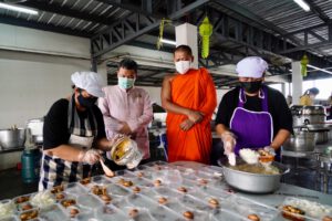 อธิบดี พช. ตรวจเยี่ยมพร้อมให้กำลังใจข้าราชการกรมการพัฒนาชุมชน ภาคีเครือข่ายและพี่น้องประชาชนผู้มีจิตอาสา ร่วมกันปรุงอาหารและบรรจุข้าวกล่อง ณ “โรงครัวปันน้ำใจ สู้ภัยโควิด-19” วัดระฆังฯ