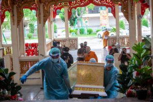 วัดไผ่ล้อมเผาศพผู้ติดเชื้อยอดพุ่งถึง 100 ศพแล้วขณะนี้ #หลวงพี่น้ำฝนยันเมรุไม่พังแน่นอน