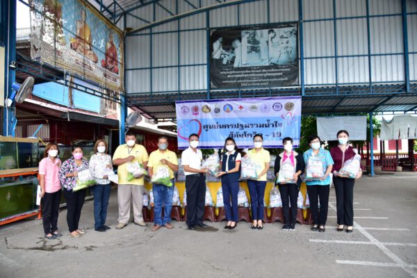 กาชาดจังหวัดนครปฐม ลงพื้นที่มอบชุดอาหารสด ชุดยังชีพให้กลุ่มผู้กักตัวที่บ้าน รวมถึงกลุ่มเปราะบางที่ได้รับผลกระทบจากการแพร่ระบาดของโควิด-19 ในพื้นที่อำเภอเมืองนครปฐม