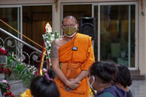 หลวงพี่น้ำฝน วัดไผ่ล้อม แจ้งว่าขณะนี้เริ่มมีกลุ่มมิจฉาชีพ ได้พยายามติดต่อเข้ามาเพื่อขอรับบริจาคเงินโดยอ้างว่าจะนำไปช่วยผู้ที่ประสบปัญหาในช่วงวิกฤติการแพร่ระบาดของโรคจึงให้ระวังไว้